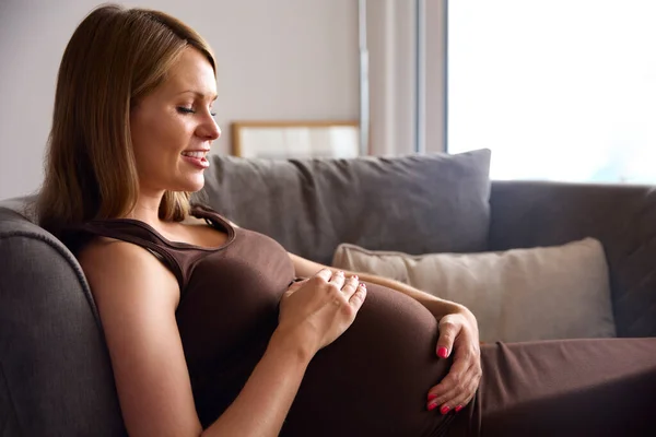 Hamile Kadın Evde Midesi Otururken Koltukta Rahatlıyor — Stok fotoğraf