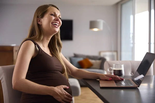 Gravid Kvinna Som Arbetar Hemifrån Laptop Sitter Vid Bordet — Stockfoto