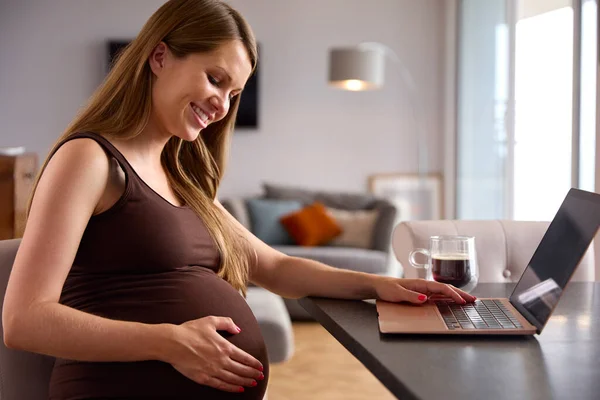 Evde Dizüstü Bilgisayarla Çalışan Hamile Kadın Masada Oturuyor — Stok fotoğraf