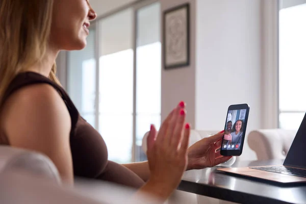Беременная Женщина Работает Дома Имея Видеозвонок Мобильный Телефон — стоковое фото