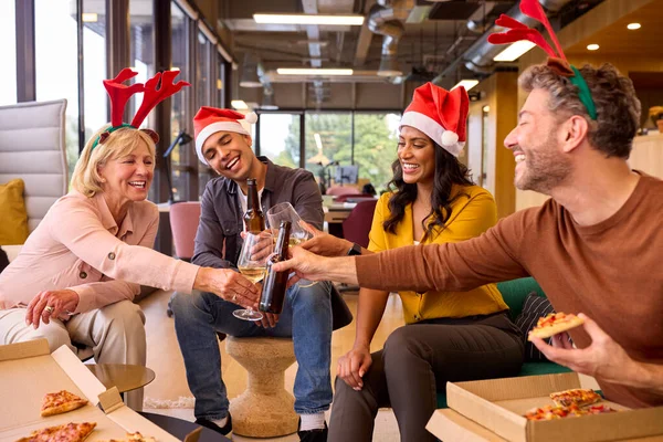 Personal Celebrando Fiesta Navidad Con Comida Bebidas Oficina — Foto de Stock