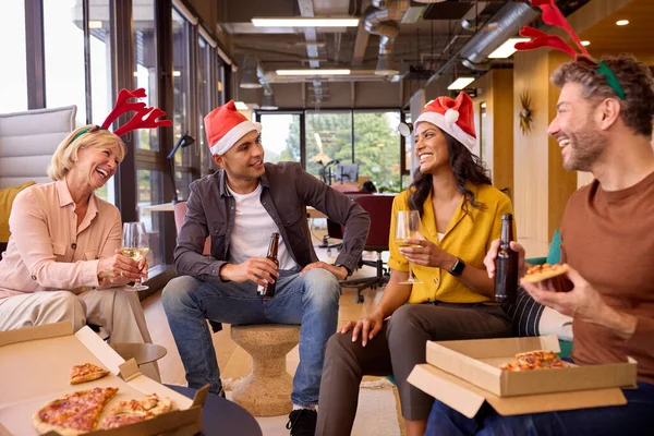 Zaměstnanci Slaví Vánočním Večírku Jídlem Pitím Kanceláři — Stock fotografie