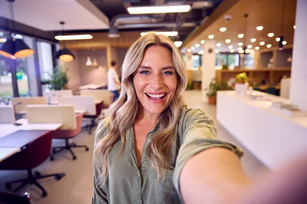 Pov Selfie Portret Biznesmenki Stojącej Nowoczesnym Biurze Open Plan — Zdjęcie stockowe