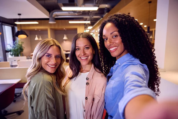 Pov Selfie Retrato Del Equipo Negocios Femenino Multicultural Pie Oficina —  Fotos de Stock