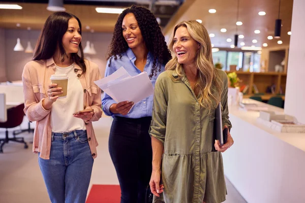Multi Cultural Feminino Equipe Negócios Com Bebidas Takeaway Caminhando Através — Fotografia de Stock