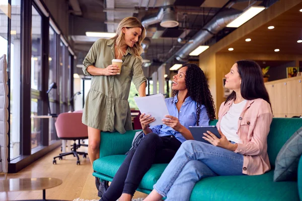 Businesswomen Having Informal Meeting Breakout Seating Area Modern Office — Stock Photo, Image
