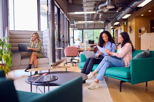 Geschäftsfrauen Treffen Sich Informell Der Sitzecke Des Modernen Büros — Stockfoto