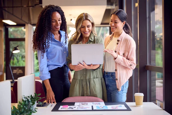 Vrouwelijk Business Team Met Laptop Aan Balie Modern Kantoor Goedkeuring — Stockfoto