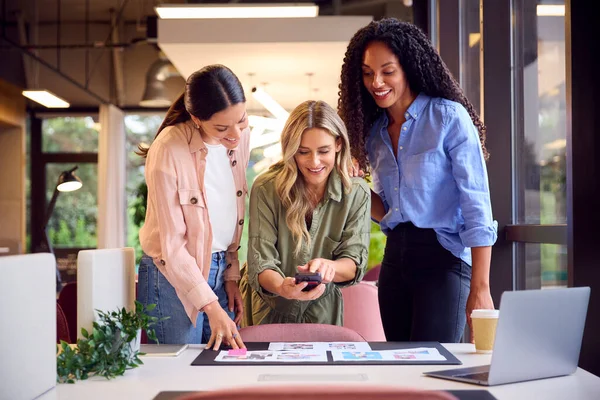 Equipo Negocios Femenino Escritorio Oficina Moderna Que Toma Foto Pruebas —  Fotos de Stock