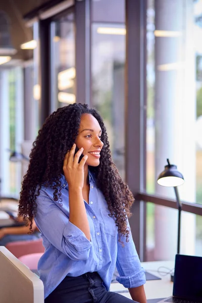 Kadını Açık Planlı Ofiste Bölümde Bekliyor Cep Telefonundan Çağrı Yapıyor — Stok fotoğraf