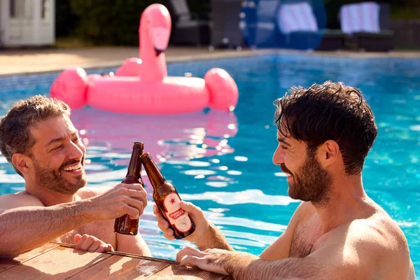 Couple Masculin Même Sexe Vacances Dans Piscine Buvant Bière Ensemble — Photo