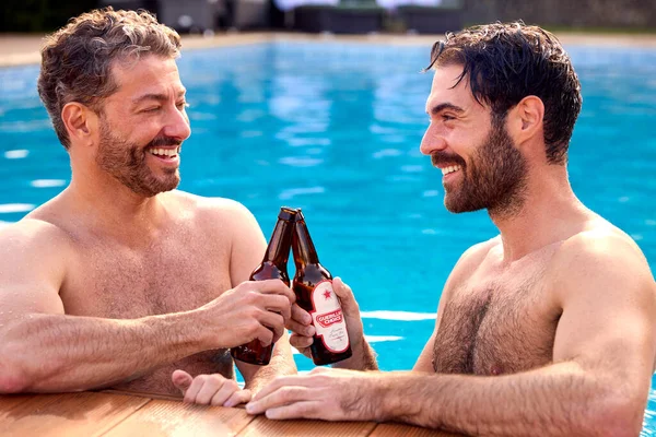 Couple Masculin Même Sexe Vacances Dans Piscine Buvant Bière Ensemble — Photo