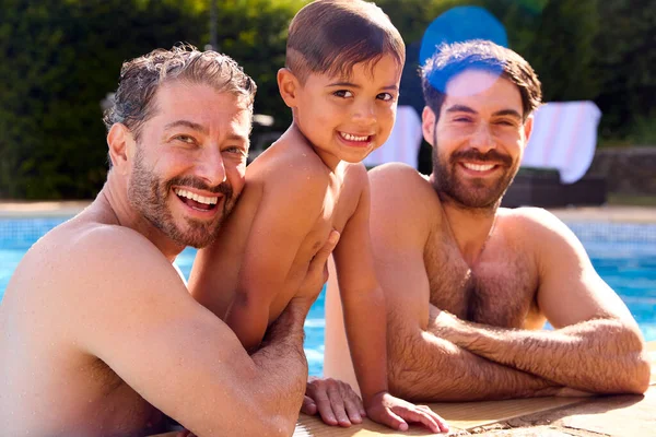 プールで一緒に休日に二人のお父さんと息子と同じセックス家族の肖像 — ストック写真
