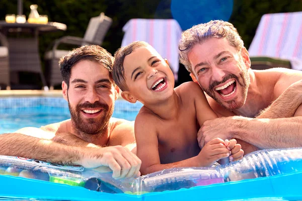 两个父亲 两个儿子同性别家庭的画像 共游游泳池度假 — 图库照片
