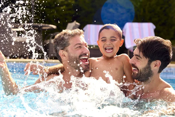 Aynı Cinsiyetten Iki Baba Oğul Birlikte Yüzme Havuzunda Tatildeler — Stok fotoğraf