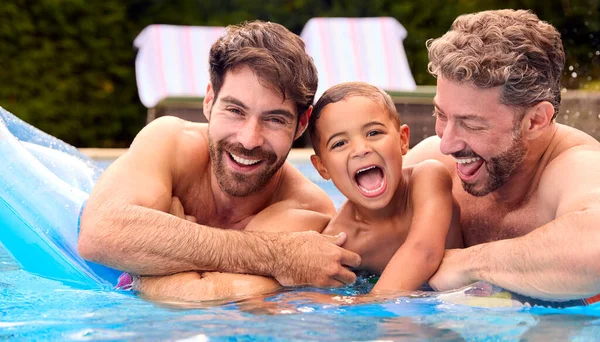 남녀가 수영장에서 휴일을 보내는 — 스톡 사진