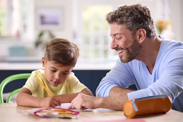 Volwassen Vader Thuis Keuken Helpen Zoon Met Huiswerk — Stockfoto
