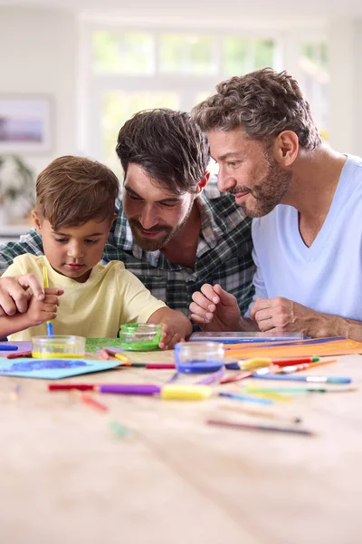 Однополые Семьи Двумя Отцами Сыном Рисующие Картины Кухне Дома Вместе — стоковое фото