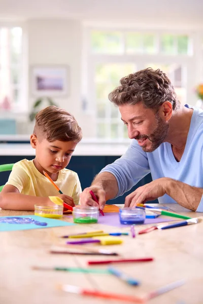 Reif Vater Bei Zuhause Küche Mit Sohn Painting Bild Zusammen — Stockfoto