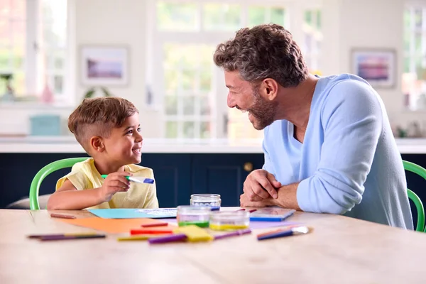 Yetişkin Bir Baba Mutfakta Oğluyla Birlikte Resim Yapıyor — Stok fotoğraf