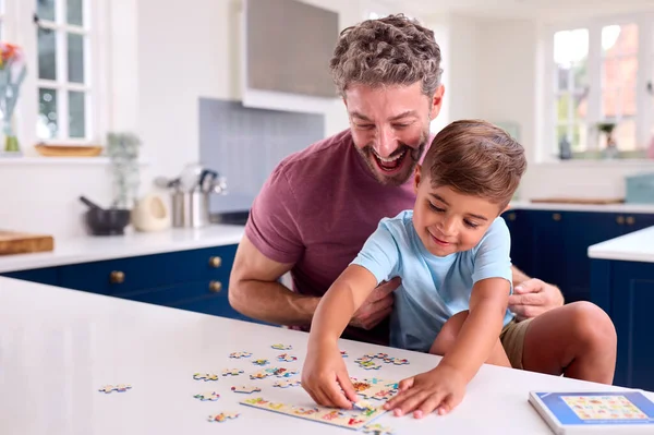 Maturo Padre Casa Cucina Con Figlio Fare Puzzle Insieme — Foto Stock