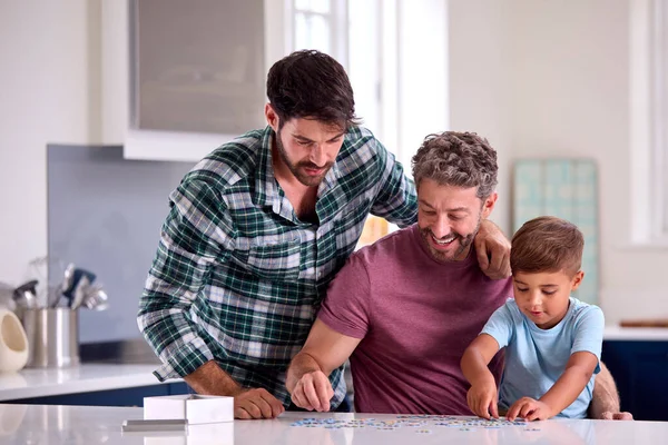 Zelfde Geslacht Familie Met Twee Vaders Zoon Doen Puzzel Keuken — Stockfoto