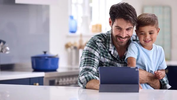 Vader Thuis Keuken Met Zoon Met Behulp Van Digitale Tablet — Stockfoto