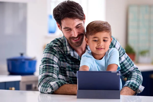 Vader Thuis Keuken Met Zoon Met Behulp Van Digitale Tablet — Stockfoto