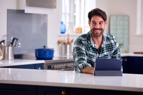 Man Met Behulp Van Digitale Tablet Keuken Werken Vanuit Huis — Stockfoto