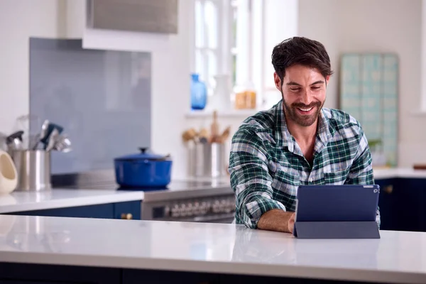 Hombre Usando Tableta Digital Cocina Para Trabajar Desde Casa Libro —  Fotos de Stock