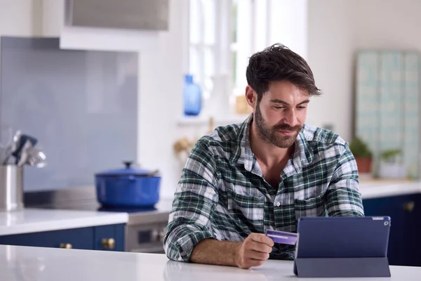 Homem Com Cartão Crédito Usando Tablet Digital Casa Para Reservar — Fotografia de Stock
