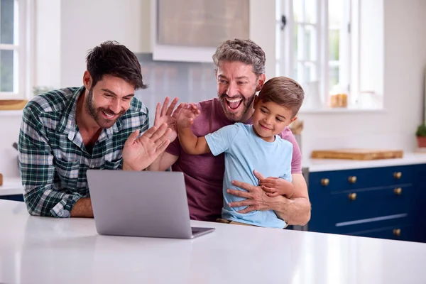 Evde Iki Babası Oğlu Olan Aynı Cinsiyetten Bir Aile Laptopta — Stok fotoğraf