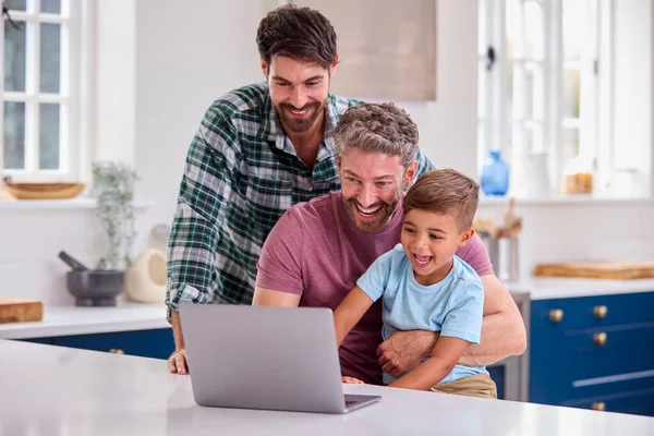 Evde Dizüstü Bilgisayar Kullanan Iki Babası Oğlu Olan Aynı Cinsiyetten — Stok fotoğraf