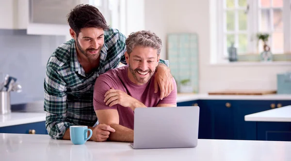 Gleichgeschlechtliches Männliches Paar Nutzt Laptop Hause Finanzen Überprüfen — Stockfoto