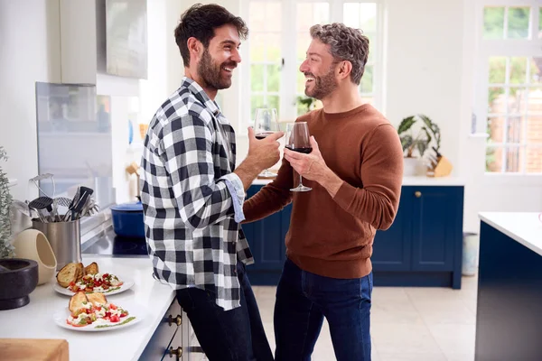 Mutfakta Aynı Cinsiyetten Erkek Çift Yemeğin Tadını Çıkarıyor — Stok fotoğraf