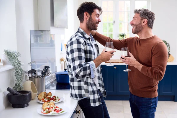 Mutfakta Aynı Cinsiyetten Erkek Çift Yemeğin Tadını Çıkarıyor — Stok fotoğraf