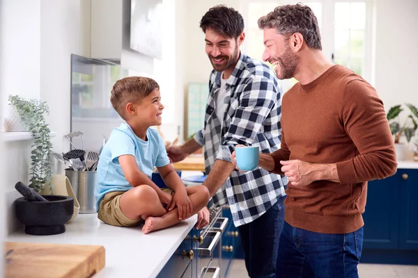 Samma Kön Familj Med Två Pappor Matlagning Köket Med Son — Stockfoto