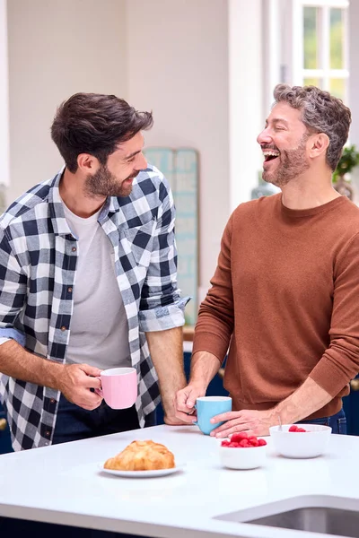 Mutfakta Birlikte Kahvaltı Eden Aynı Cinsiyetten Erkek Çift — Stok fotoğraf