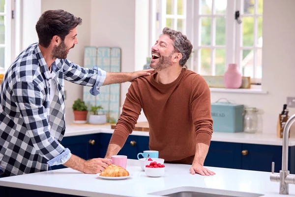 Mesmo Sexo Masculino Casal Casa Cozinha Tomando Café Manhã Juntos — Fotografia de Stock