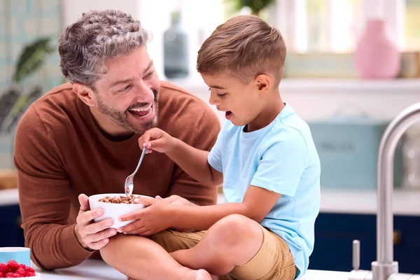 Familia Con Padre Cocina Con Hijo Sentado Contador Comiendo Desayuno —  Fotos de Stock