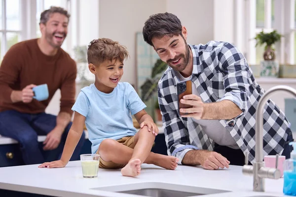 Mismo Sexo Familia Con Dos Papás Tomando Selfie Cocina Con —  Fotos de Stock