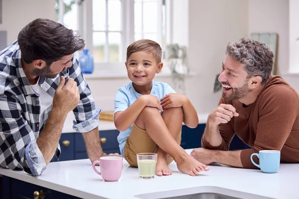 Mismo Sexo Familia Con Dos Papás Cocina Con Hijo Sentado —  Fotos de Stock