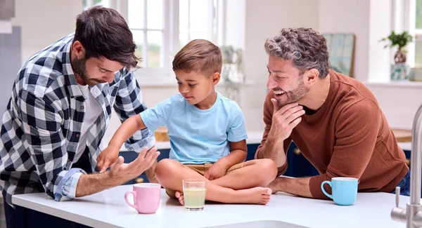 Gleicher Sex Familie Mit Two Papas Küche Mit Sohn Sitting — Stockfoto
