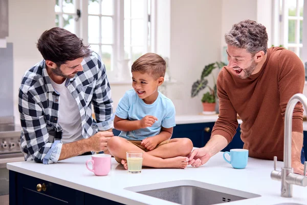 Hetzelfde Geslacht Familie Met Twee Vaders Keuken Met Zoon Zitten — Stockfoto