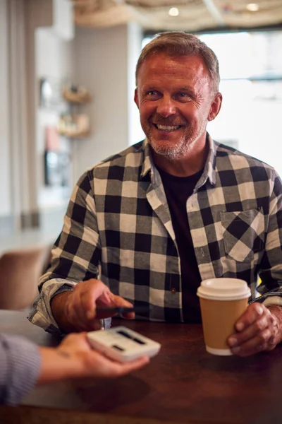 Mężczyzna Klient Dokonywanie Płatności Zbliżeniowych Kawiarni Przy Użyciu Telefonu Komórkowego — Zdjęcie stockowe