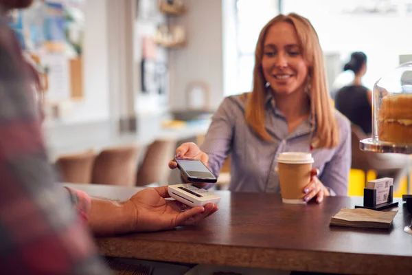 Kvinnlig Kund Att Göra Kontaktlös Betalning Coffee Shop Använda Mobiltelefon — Stockfoto