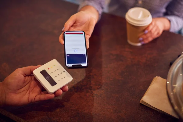 Cep Telefonuyla Kahve Dükkanında Temassız Ödeme Yapan Müşterinin Kapanışı — Stok fotoğraf
