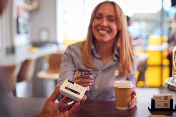 Female Customer Making Contactless Payment Coffee Shop Using Debit Card — Stock Photo, Image