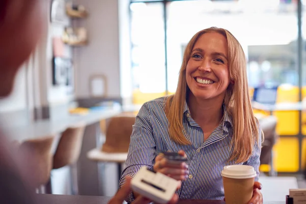 Kvinnlig Kund Att Göra Kontaktlös Betalning Coffee Shop Med Hjälp — Stockfoto