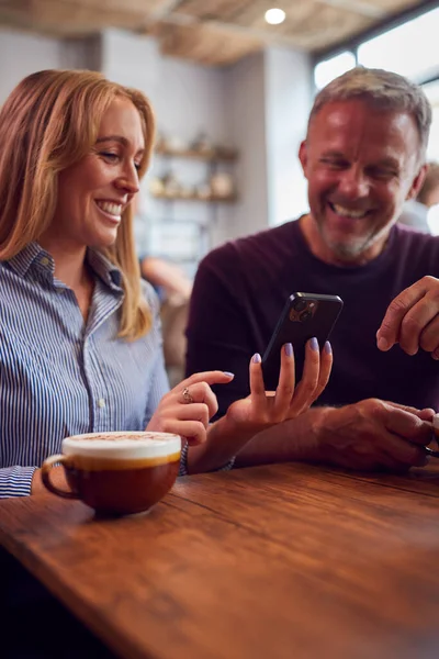Paar Zitten Aan Tafel Coffeeshop Samen Zoek Naar Mobiele Telefoon — Stockfoto